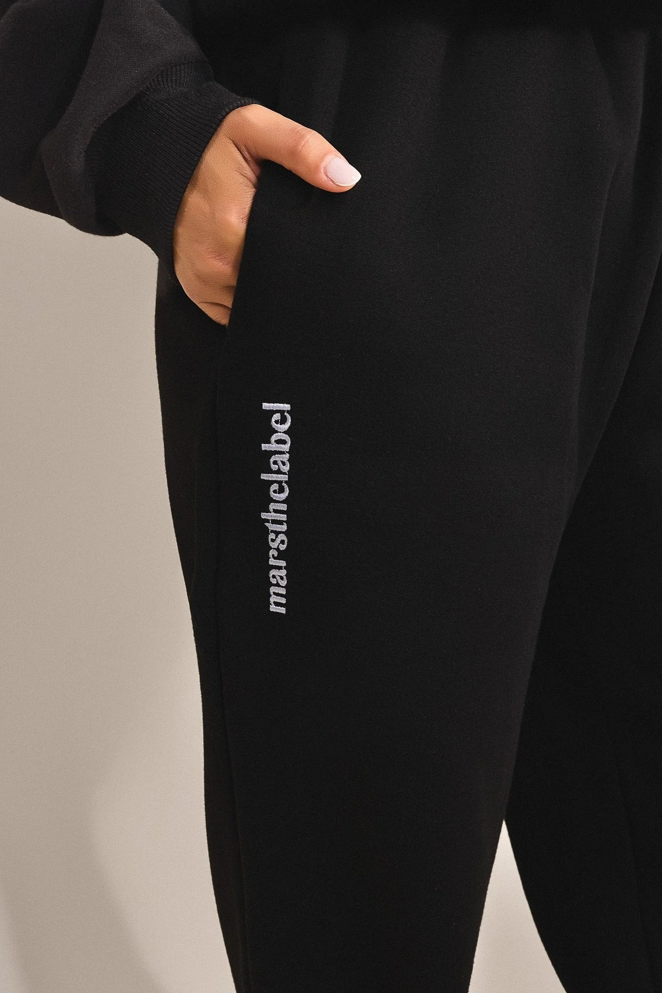 The Classics Joggers in Black - Image 4