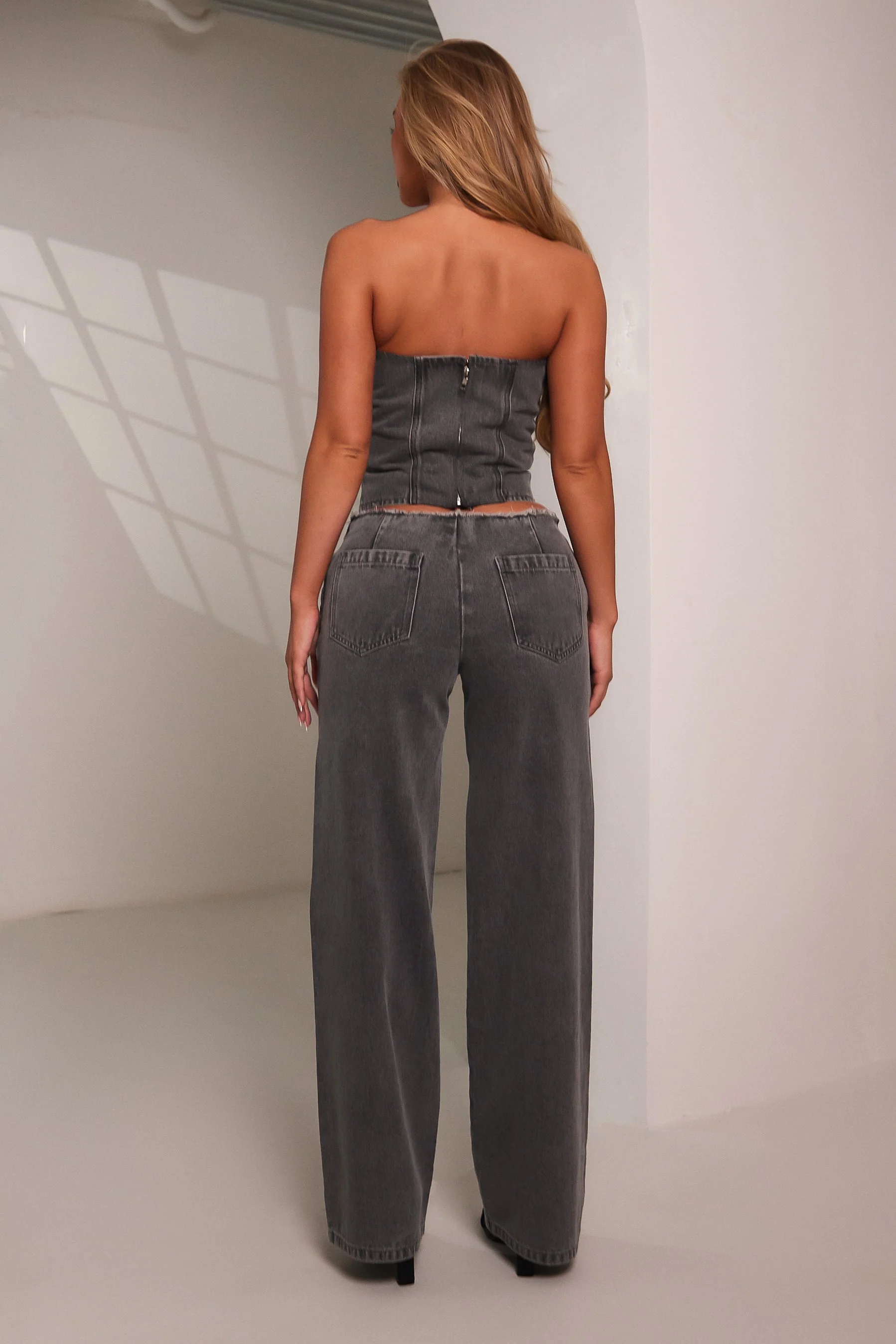 The Brooke Jeans in Grey Wash - Image 10